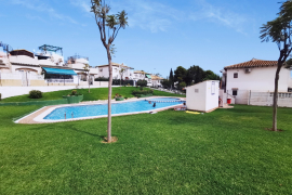 Продажа - Отдельный чалет - Torrevieja - Урбанизация Lago Jardín II