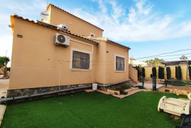 Venta -  Chalet independiente / Villa - Torrevieja - Urbanización San Luis