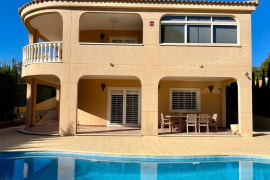 Venta -  Chalet independiente / Villa - Torrevieja - Urbanización Los Balcones