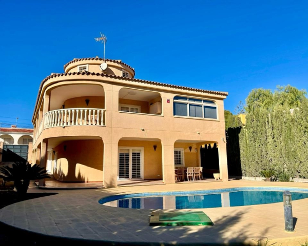  Chalet independiente / Villa - Venta - Torrevieja - Urbanización Los Balcones