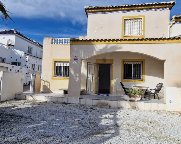Чалет на несколько соседей - Продажа - Torrevieja - Урбанизация Los Balcones